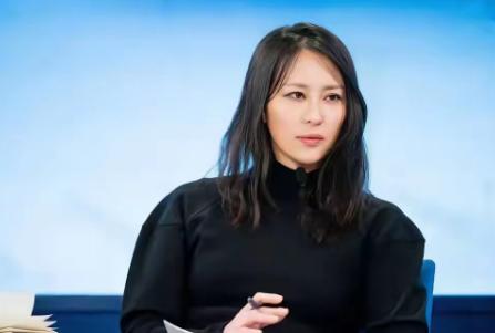 原来，金刻羽早已换了个身份！由于12月6日在中国经济学年会的闪亮登场，许多人