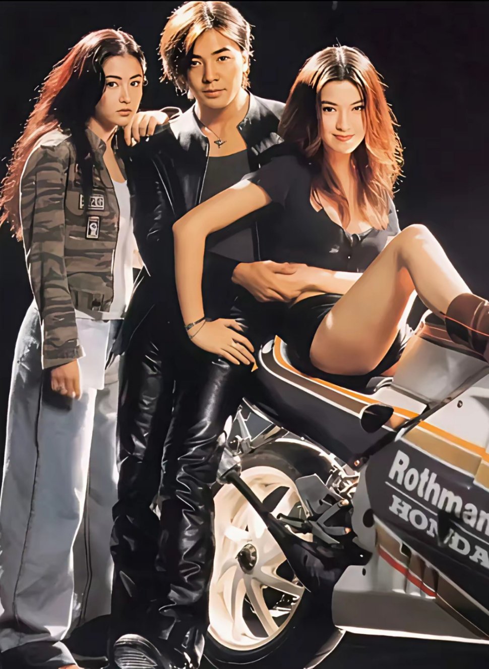 流行是一场轮回。那个年代张柏芝穿着宽腿裤，正是现在流行的；郑伊健的皮裤，汪峰一直