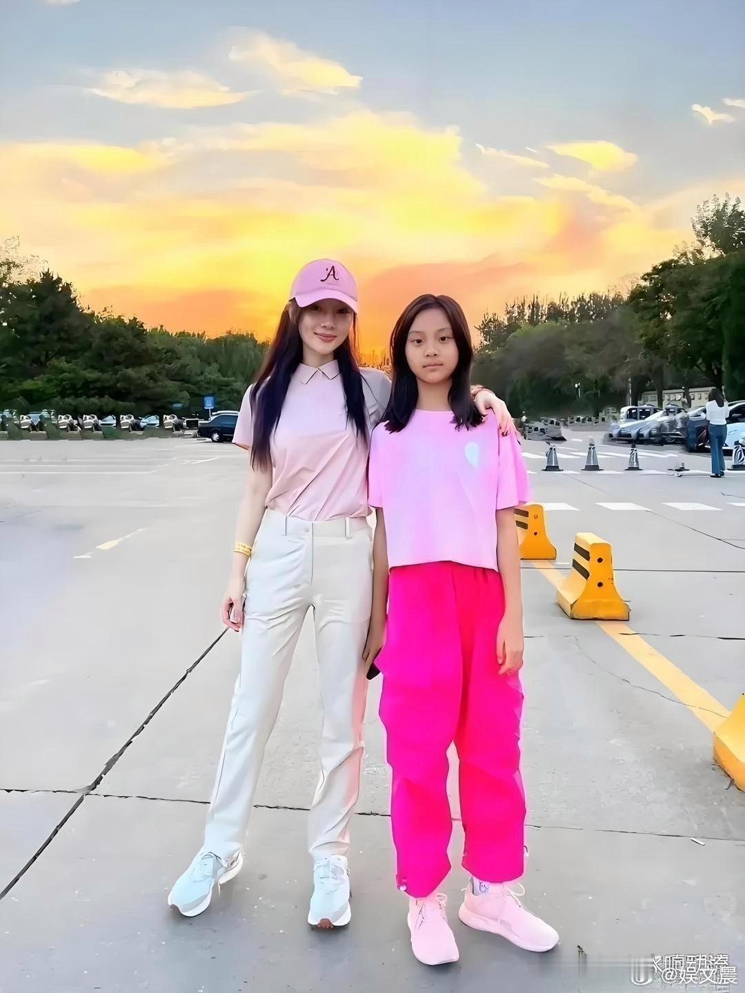 没想到李小璐女儿甜馨已经长这么大了，模样清秀好看，不知道更像家里哪位。