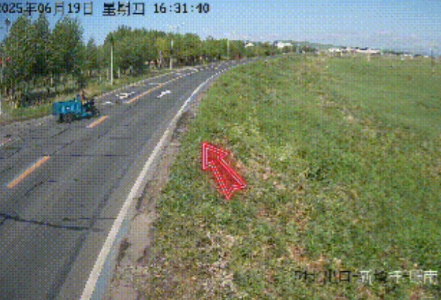 “冤不冤！”6月19日，内蒙古，两人骑三轮车出行时，突然从路口蹿出来转弯，正常行