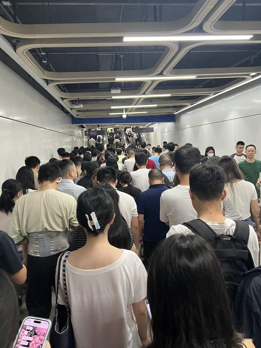 一位日本人在社交平台上晒出一张他在深圳拍摄的照片并写道：“这是深圳早上的地铁，大
