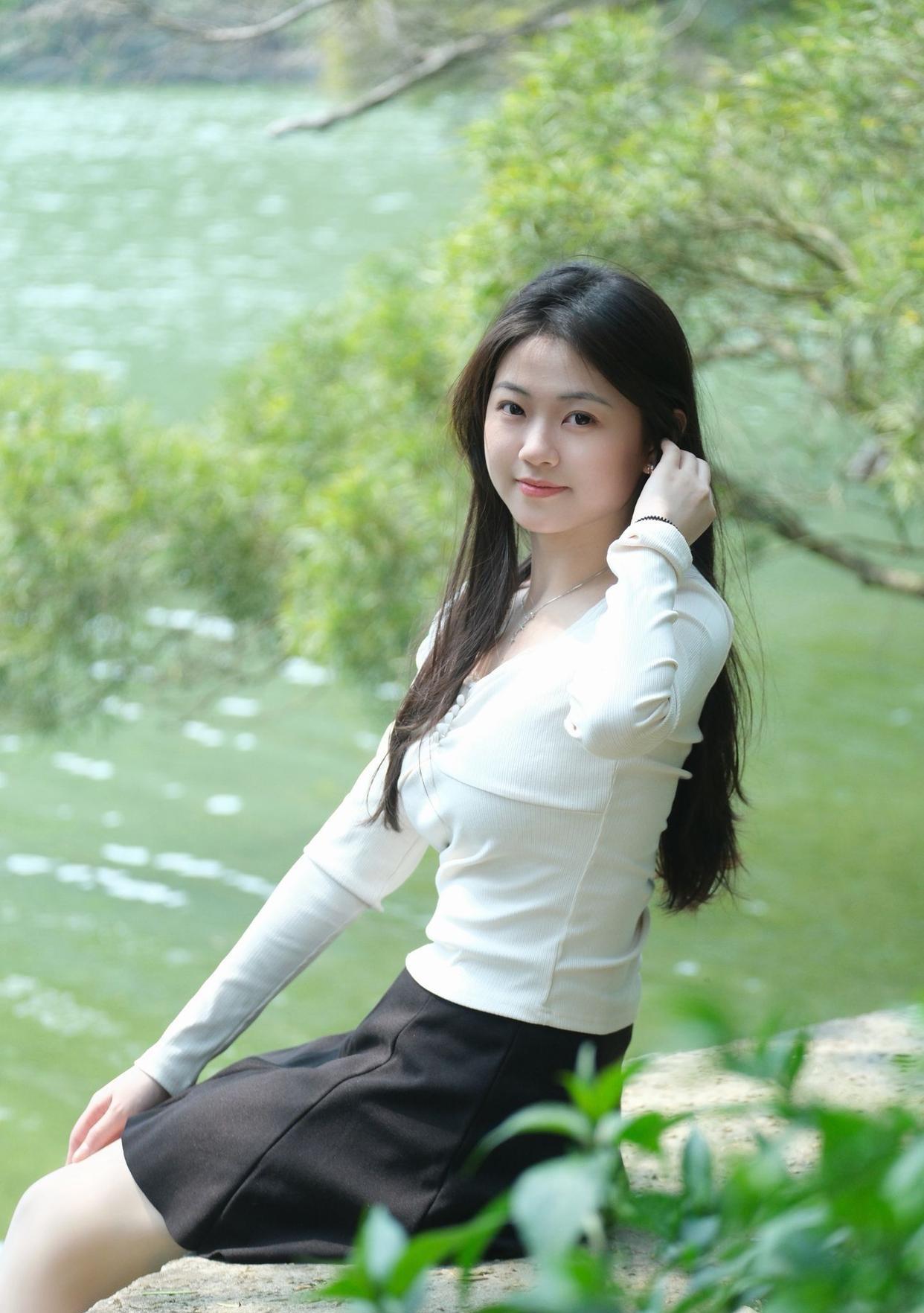 《立夏》（现代诗）阳光已织成一张金色的网，麦浪翻滚，风里裹着新熟的暖，