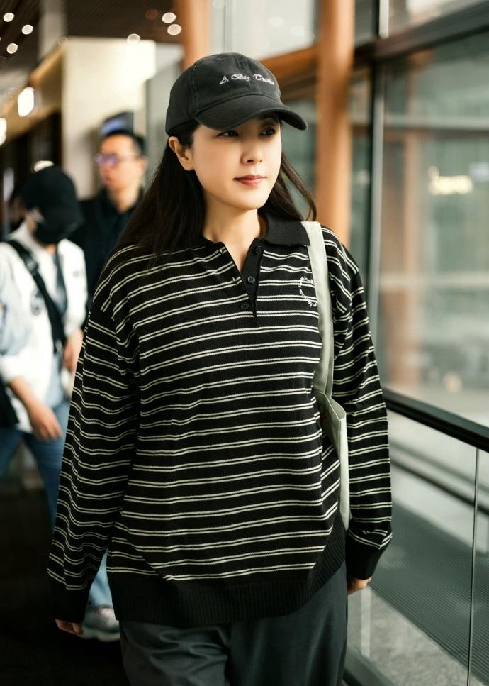 最近曾黎现身机场，她这次搭配的很简洁，看起来年轻又时尚，气质也很好。曾黎上身