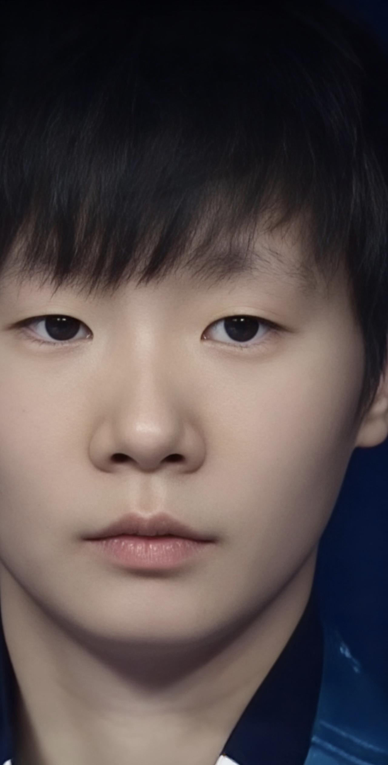 什么叫相由心生，看到曼昱这张清澈的脸，是一种安静到骨子里的坚韧，她内敛不