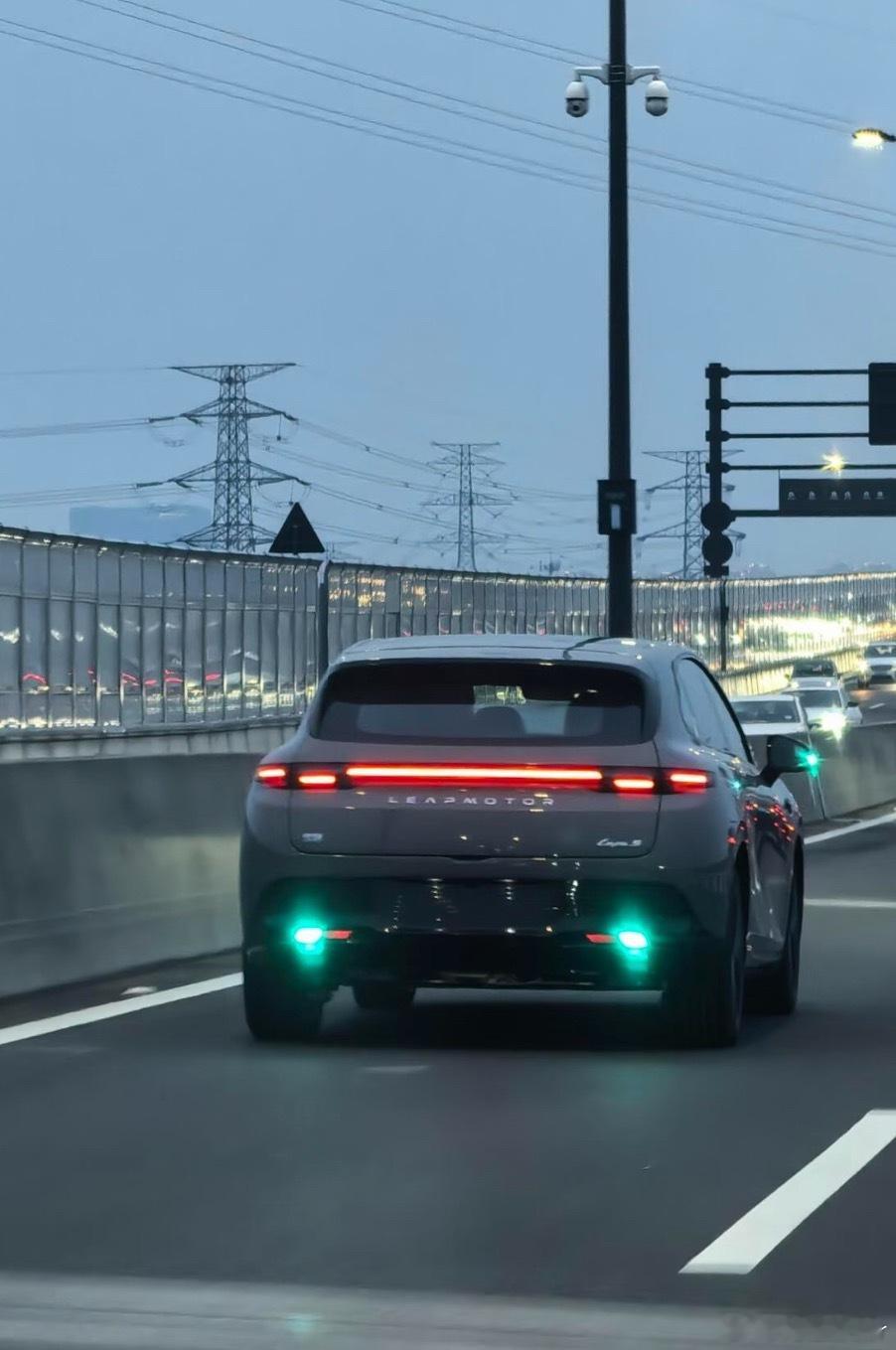 零跑lafa5开启辅助驾驶给人一种好像要开氮气加速的感觉这小蓝灯设计的，有点水平