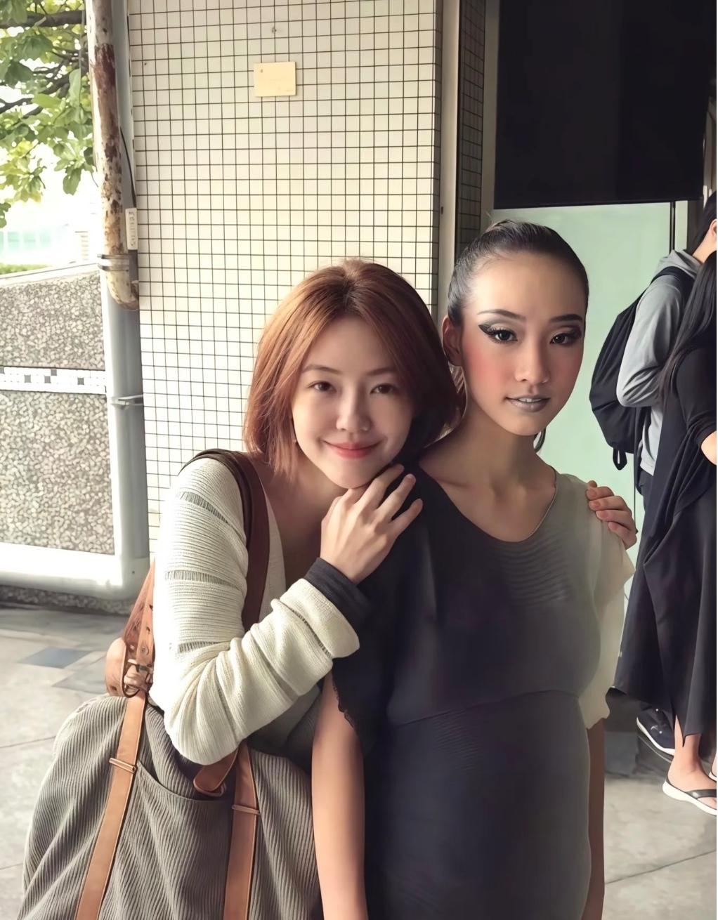 其实我发现，小S只要不笑、不说话、不做搞怪的肢体动作，就安安静静站在镜头前，浅浅