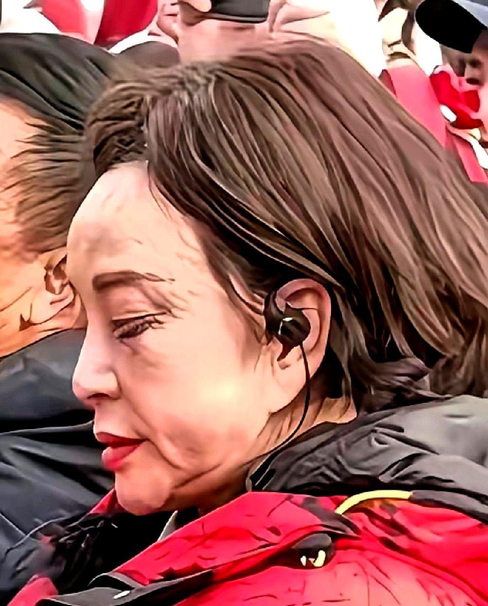 75岁老太太硬套上粉色襦裙，梳起双丫髻，非要演14岁怀春少女。横店摄影棚的十级柔