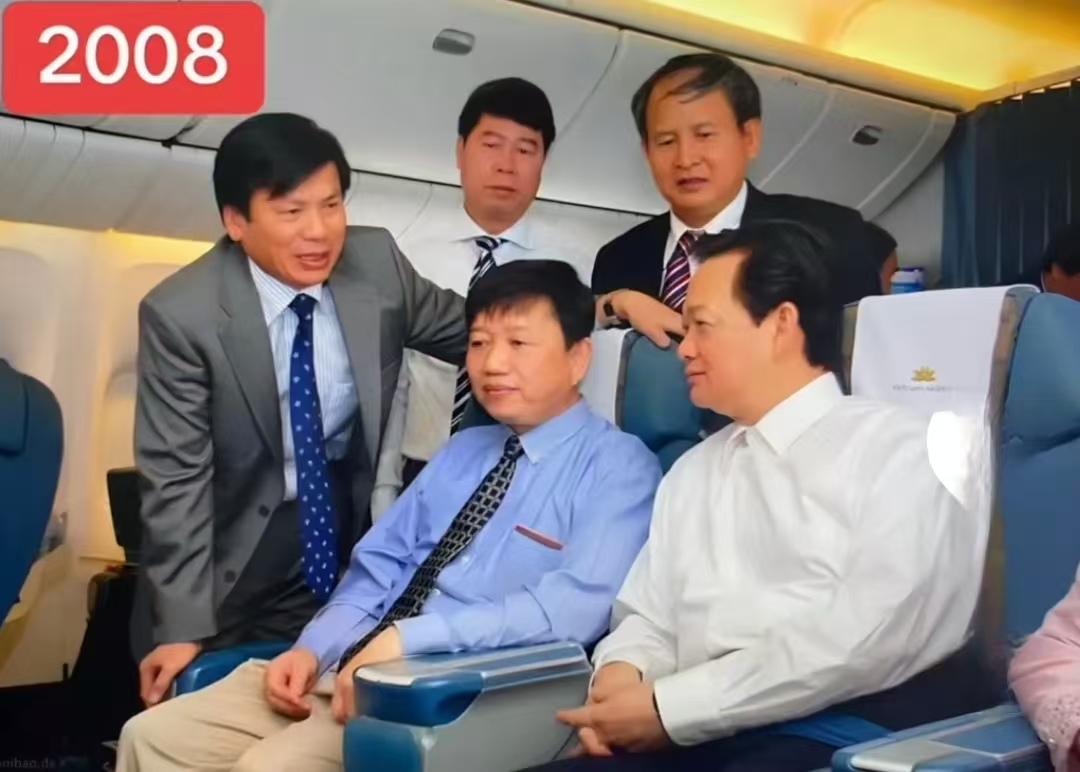 前后17年，阮晋勇变化不大、保养得当，头发依旧乌黑麻亮的。反观苏林，已经从满头黑