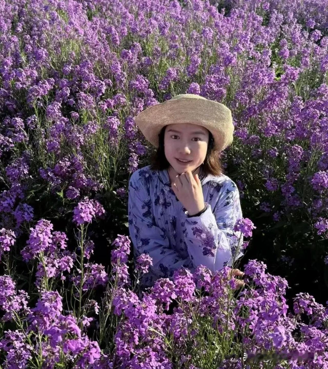 杨振宁先生离世八个月后，翁帆携家人奔赴新疆，一组旅行照好看极了，让人惊呼：她终于