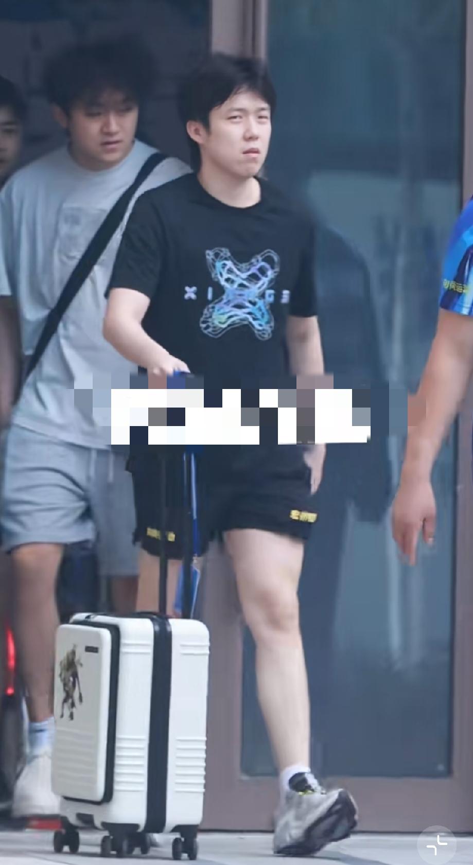 山东魏桥抵达雄安，开启乒超第二站赛程。行程安排看得让人感慨，26号打完比赛，2