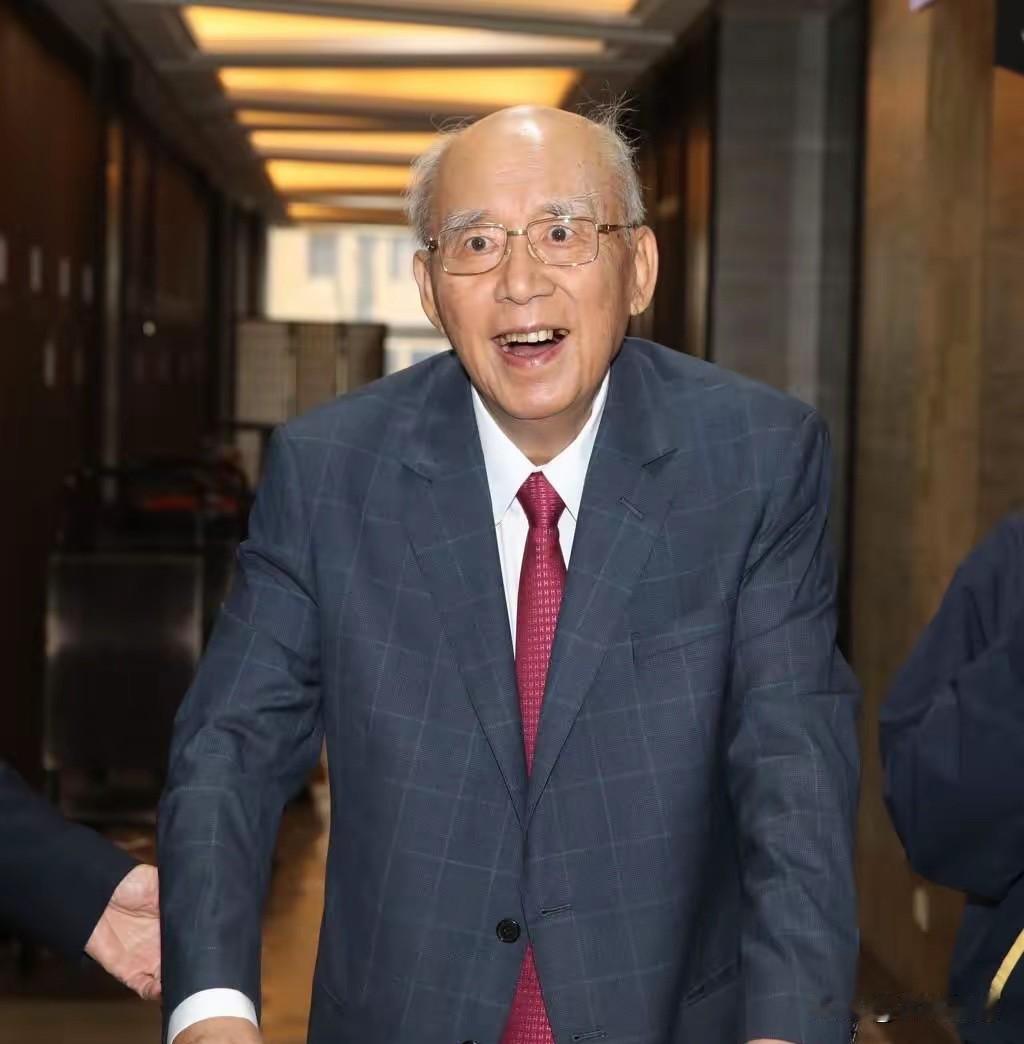 国民党这位老人相当有格局。7月25日晚上，台北凯道挤了20万人。大家都来骂毒