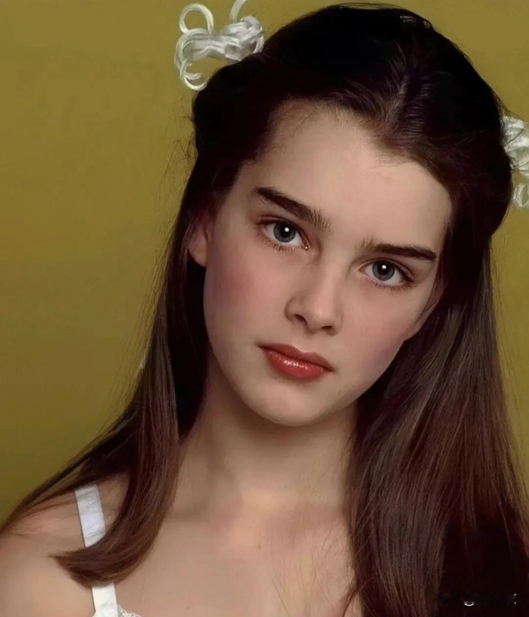 小时候在浙江台看过波姬小丝的一部电影，里边有个男主穿越到另外一个世界冒险，她就是