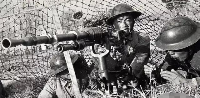1937年深夜，机枪手卿伯金正在值班放哨。多年以后，卿伯金回忆淞沪战场时，最常