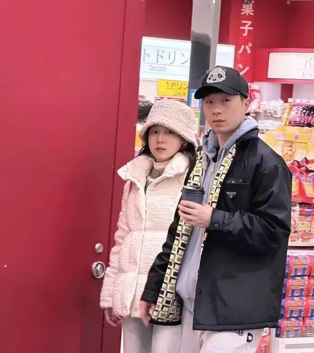 16年地下恋藏得太深！马龙带老婆喝咖啡被拍，网友：嫂子竟是隐藏版人间理想？当乒