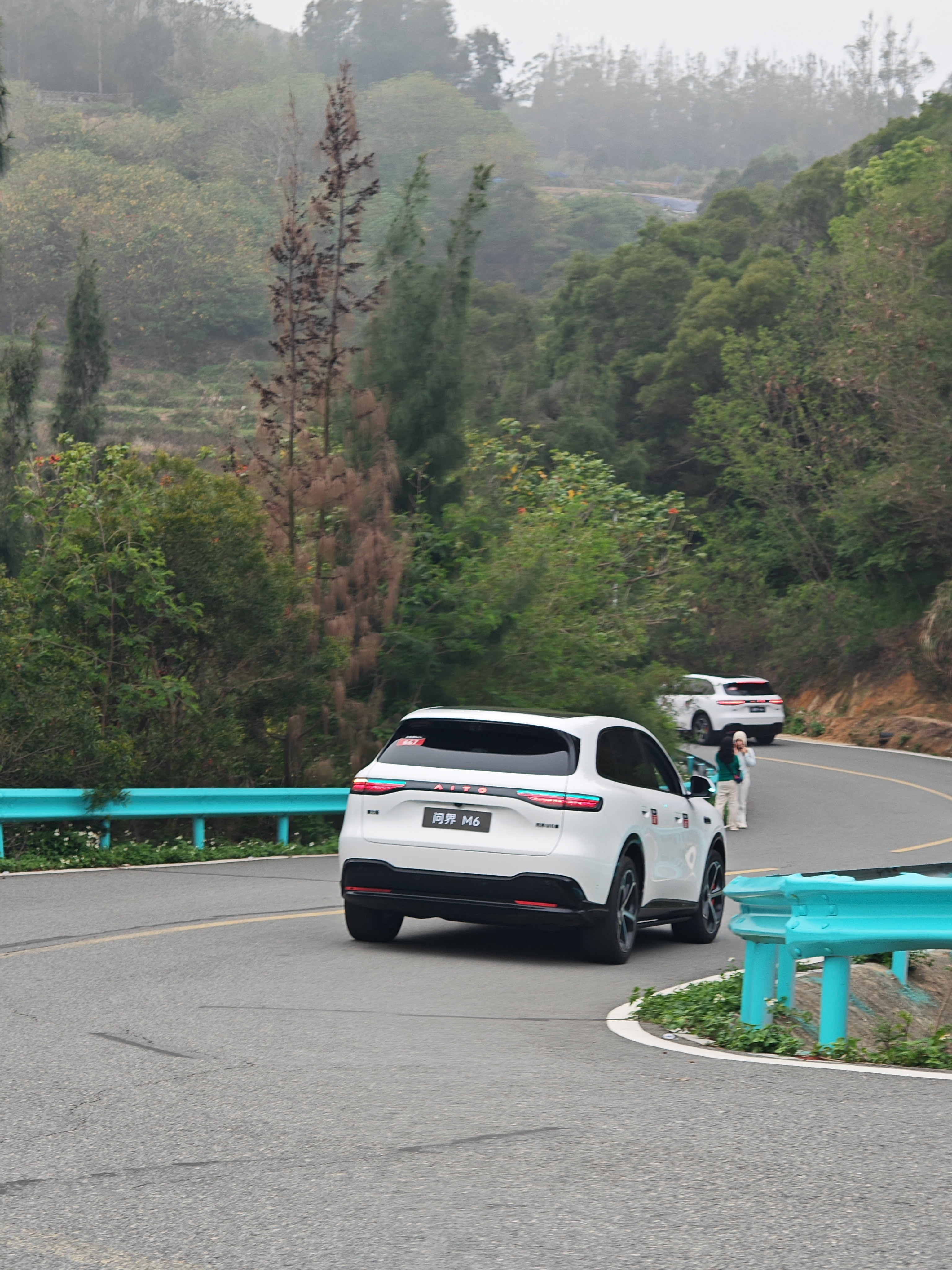 路上看到野生的问界M6不知道为啥？像在国外看到中国车的心情，就拍了…问界m6大v