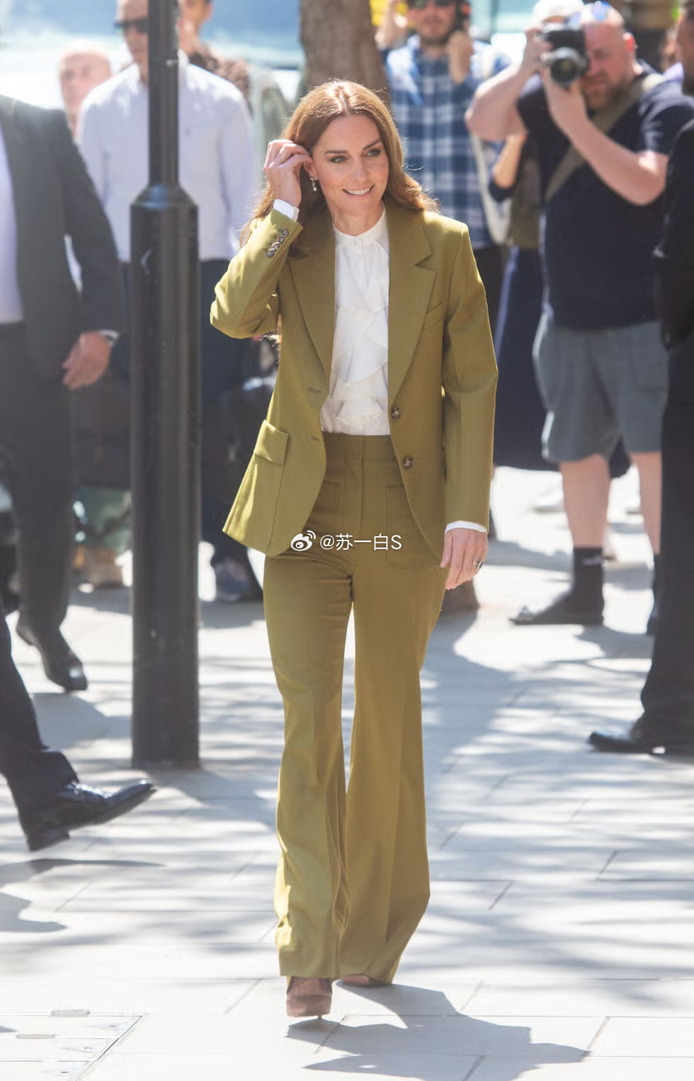 凯特在伦敦参加英国时装协会活动，为设计师颁发以女王伊丽莎白二世命名的时尚设计奖?