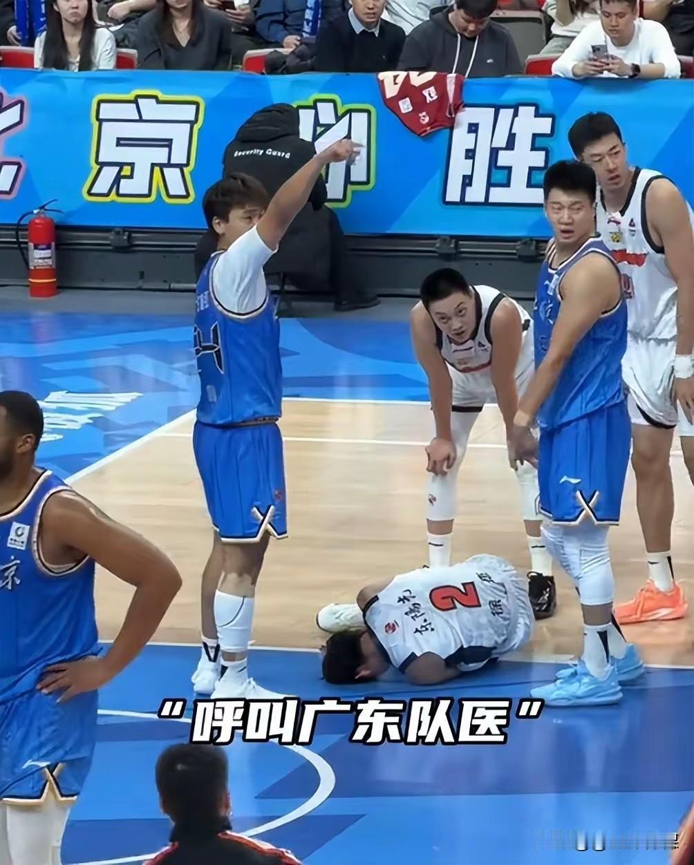 周琦主动问候徐杰太暖心了！北京主场迎战广东，比赛中周琦因摔倒误伤徐杰(从录像