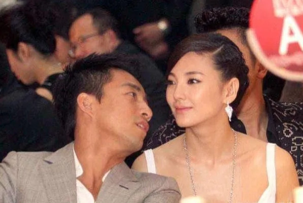 2009年，汪小菲过生日时，女友张雨绮直接把蛋糕扣在了他的头上。汪小菲被吓懵了，