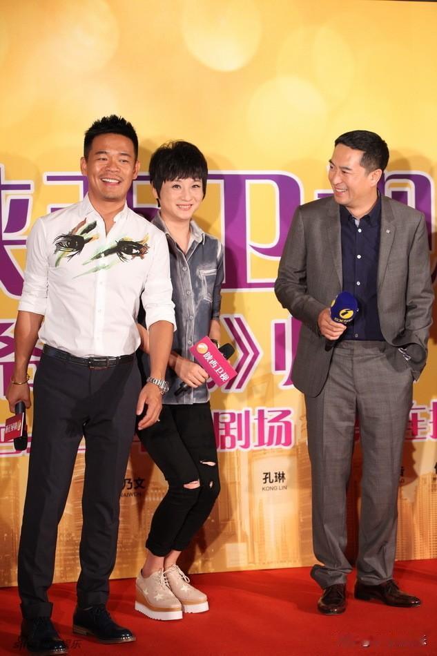 一张活动照，右边张嘉译，左边孙浩，中间那位短碎发、半蹲着还比别人高一截的女明星，谁啊这是？说的是《主