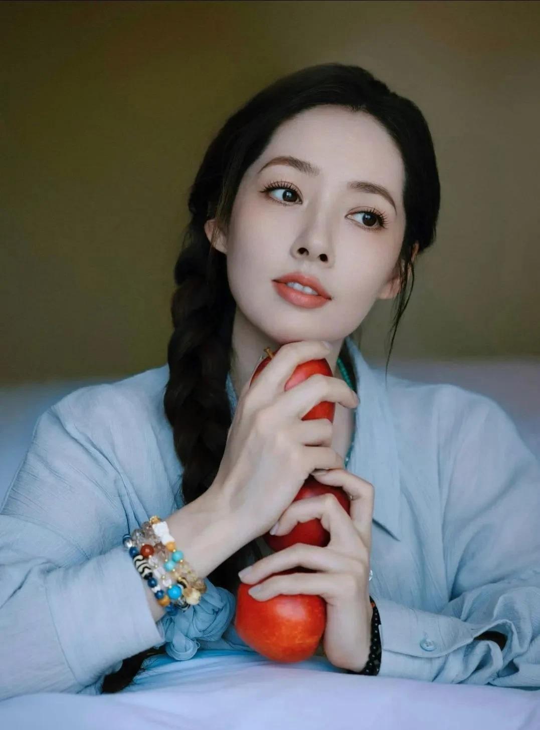 这也是向太特别欣赏郭碧婷的一点吧？明明长着女神颜值却特别接地气，身为顶级豪门儿
