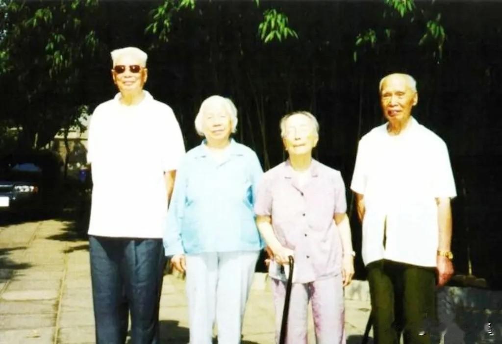 2000年7月，孔石泉将军（右一）与夫人冯凌（右二）和老战友张震将军（左一）与夫