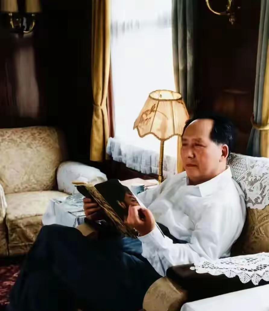 谁还在怕毛主席？怕得连提都不敢提，怕什么？最近翻了几本老书，又听长辈聊起过去的