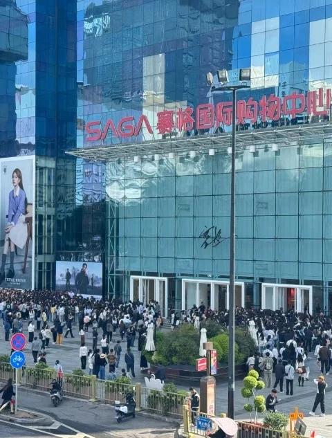 底线彻底撕破，不装了！7月1日12时10分，西安雁塔区赛格国际购物中心负二楼发