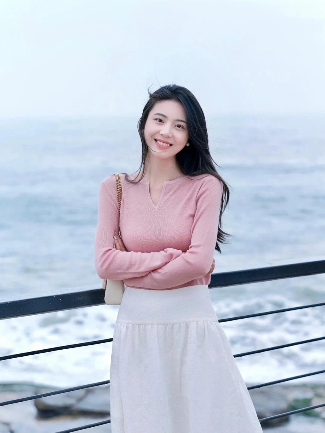 海风捎来温柔，粉白穿搭和海边的浪漫撞个满怀，此刻的美好都揉进了粼粼波光里✨