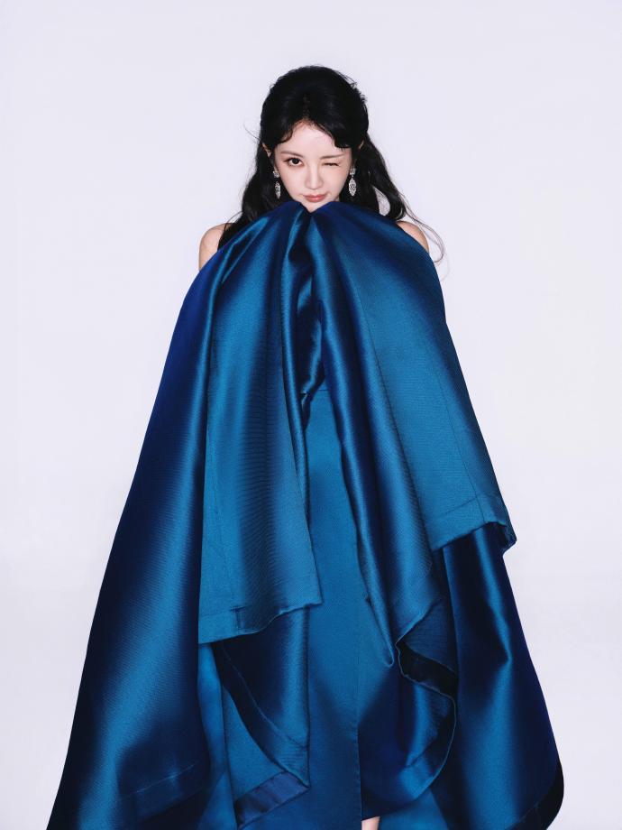 田曦薇星光大赏第2套造型出图，上身AlexisMabille2018年的春