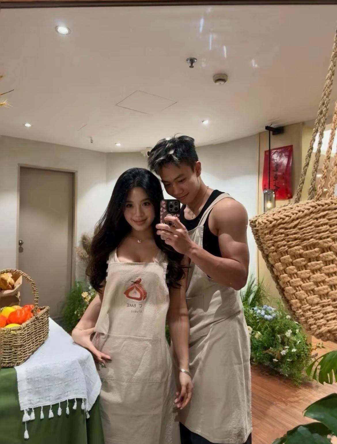 和喜欢的女孩去学做小蛋糕了