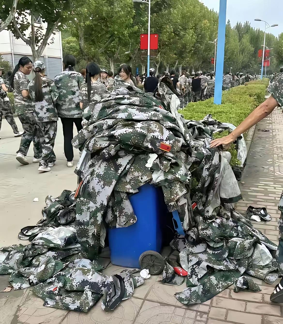 不少刚结束军训的学生，转头就把整套几乎全新的军训服直接丢弃。网上不少评论直接把矛