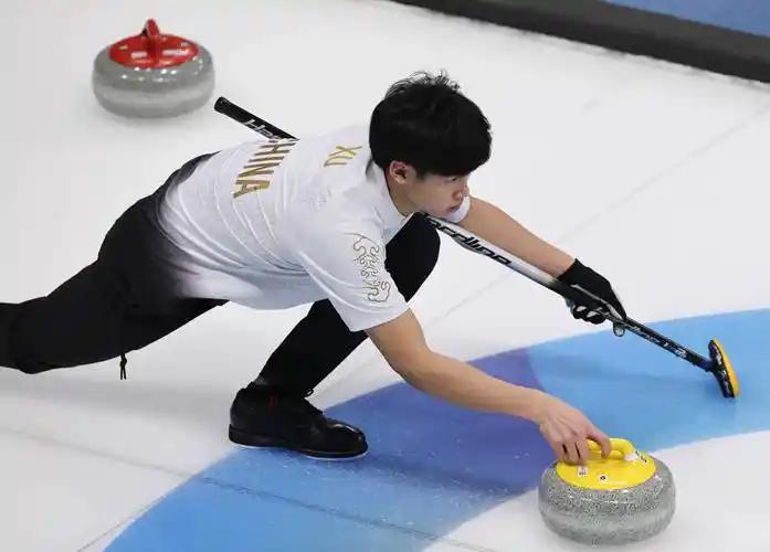 冰壶混双与其他冰上项目相比，有着诸多独特之处。从参赛人数上看，冰壶混双每队仅