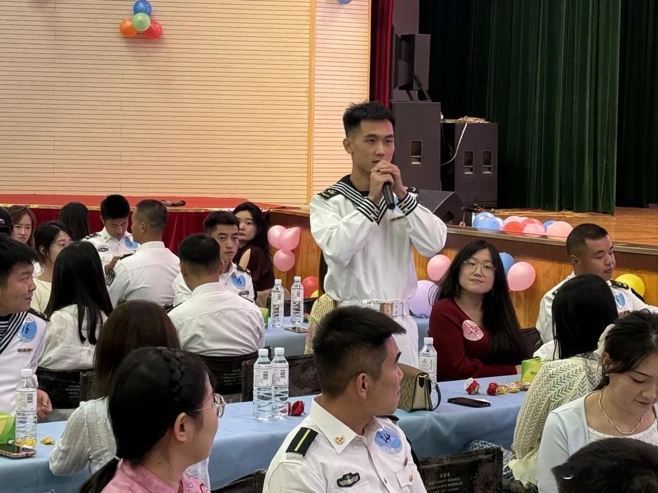 现在的军人赶上好时候了，工资、待遇都提高了，士兵和军士找对象也不愁了。在八、九十