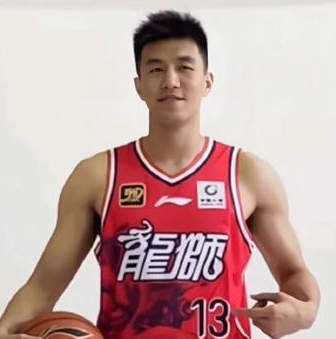 广州男篮大股东将部分股权抵押给了球队的小股东。据媒体人付政浩透露，广州男篮俱乐部