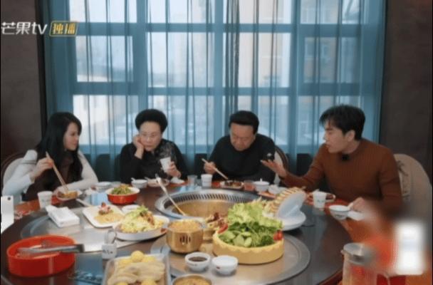 伊能静：来来来，咱们现场采访一下秦妈妈！您跟叔叔几十年恩爱如初，婚姻长久的独家秘