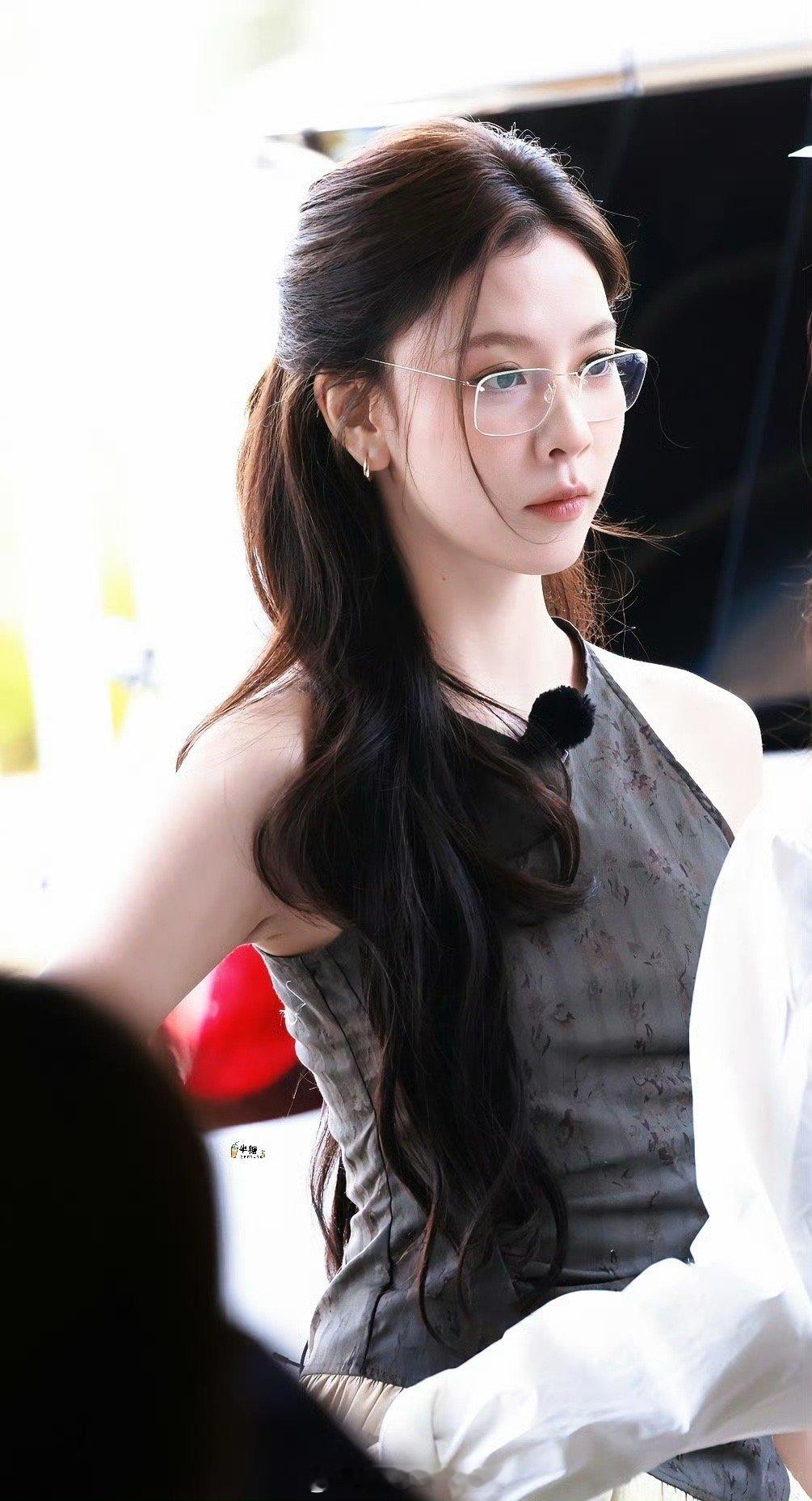 宋妍霏麻辣女教师造型宋妍霏把“麻辣女教师”穿出了新解！绕脖吊带带点小性感却不夸