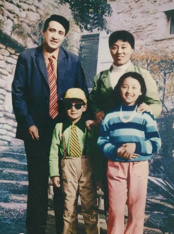 1985年，佟大为6岁，当警察的父亲在执行公务时，遭遇车祸成了植物人。佟大为为了