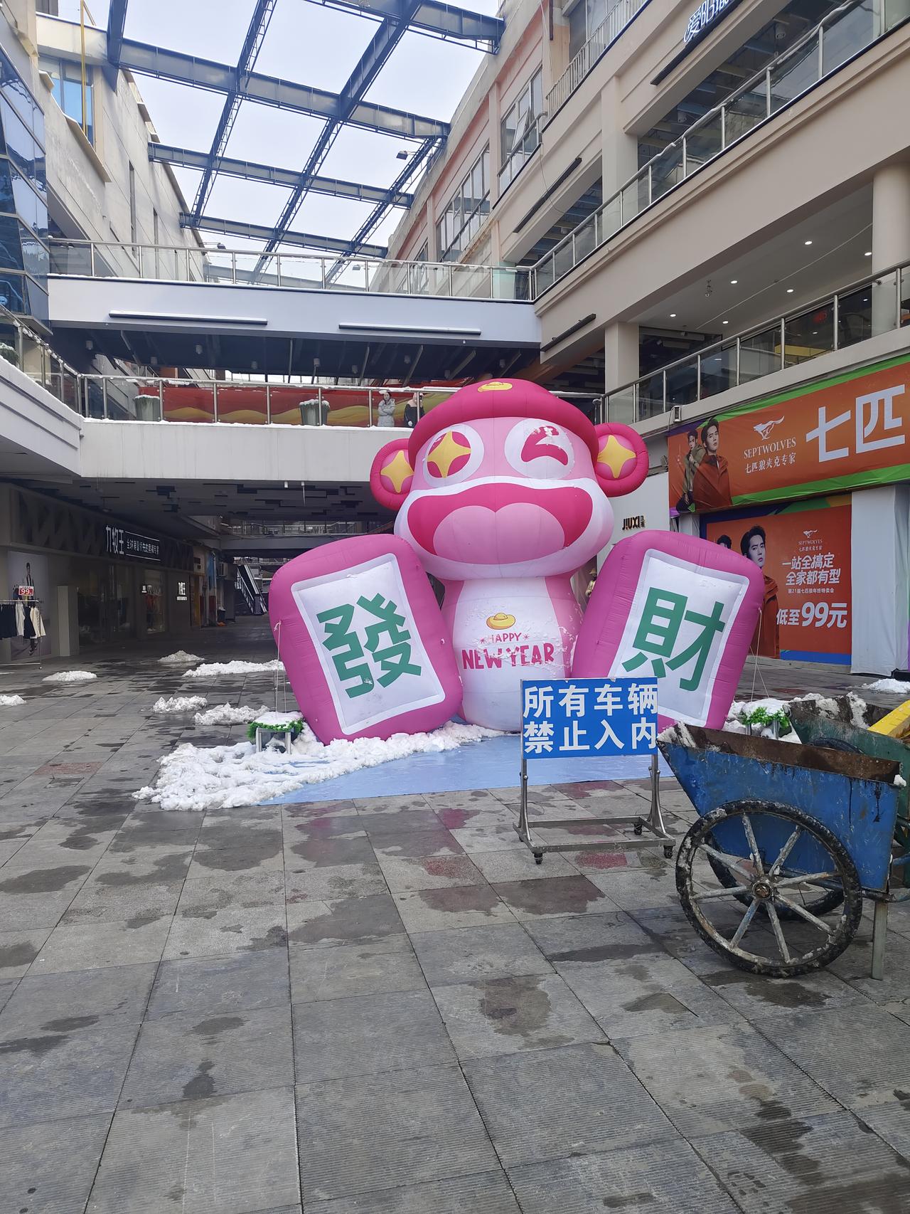 郑州东风路口天旺广场，这个世纪联华超市撤了！现在还有多少超市在撑？明显它