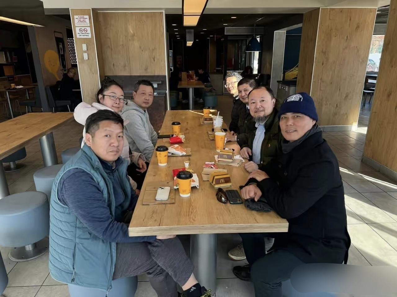 赴美反华润人聚餐名场面：汉堡加咖啡，优越感十足！近日，反华润人在美国聚餐的