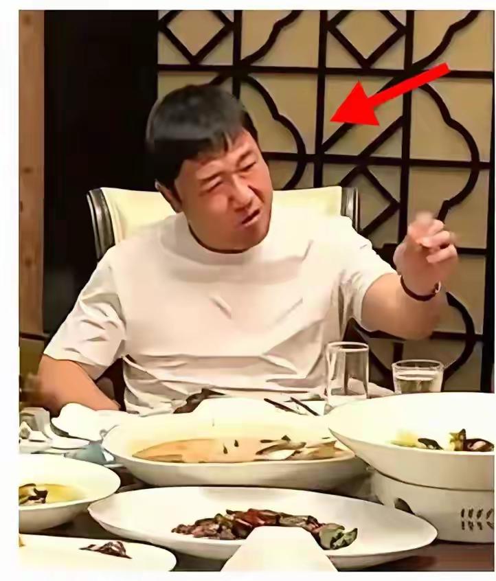 贾冰饭局翻车，全网却不骂贾冰！真正该谴责的是举手机的那个人谁也没想到，贾冰