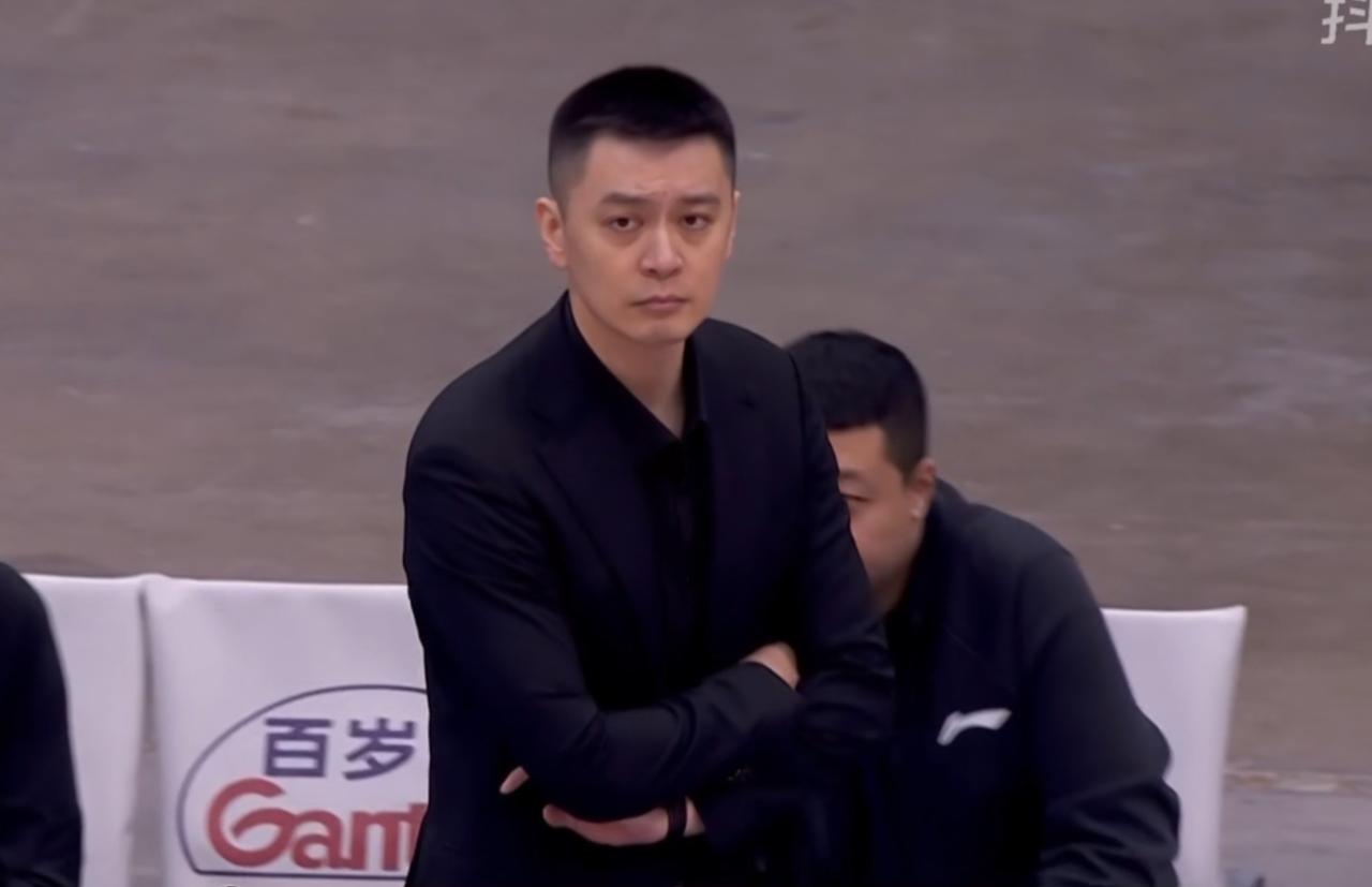 今天咱们聊一聊辽宁男篮为什么坠落的这么快呢！1，直接原因就是功勋球员退役或者转