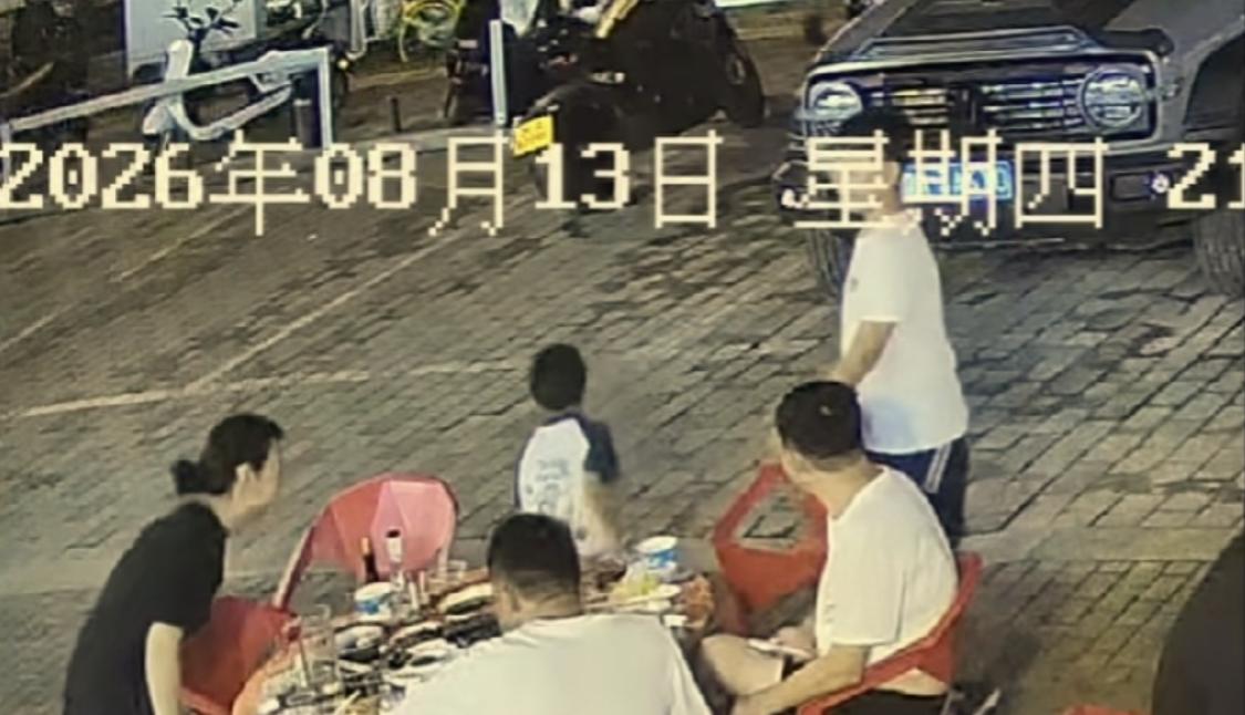 西部决策8月14日报道丢人丢大了！陕西西安一家五口，吃饱喝足一桌好菜，不结账、