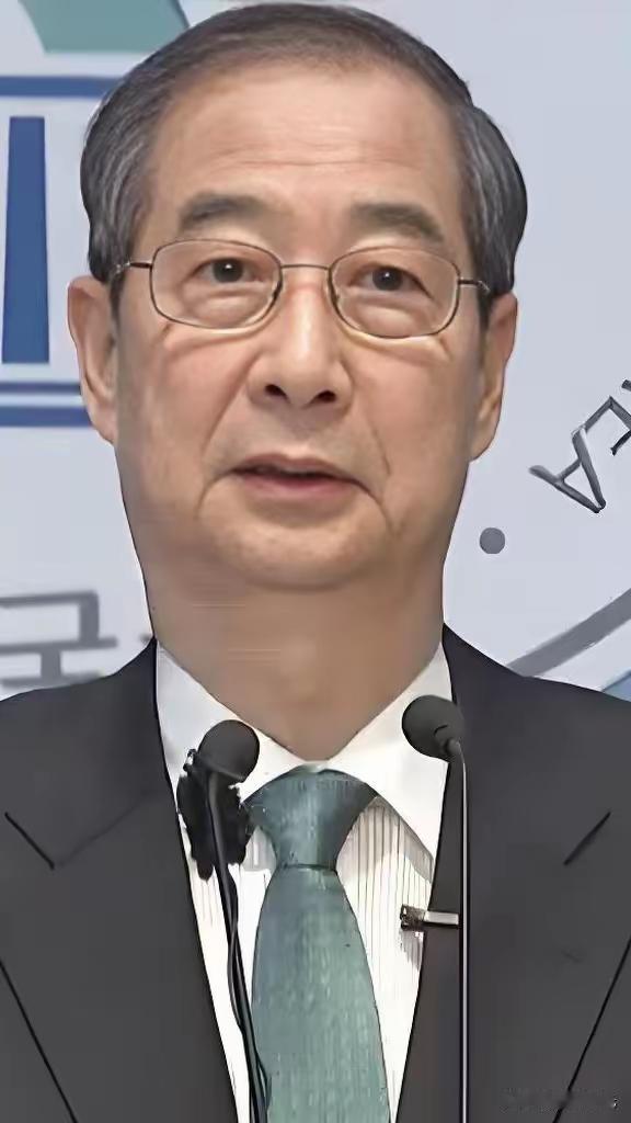 韩德洙作为韩国的总理，可以说是一位政坛常青树。他在历任的总统中曾经担任总理职位，