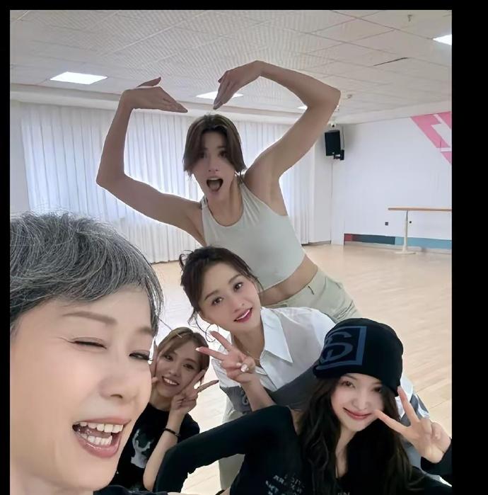 吴宣仪晒《浪姐》美照啦！和叶童、陈德容、倪虹洁等姐姐同框超有爱～