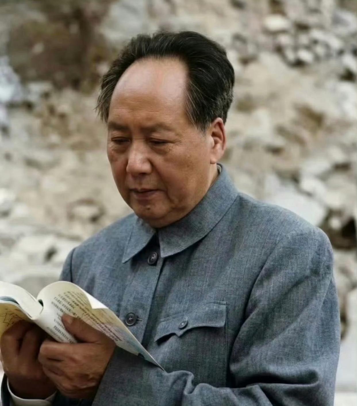 连毛主席都为他说话！秦始皇到底干了啥，能让伟人这么挺？咱今儿唠个有争议的主儿