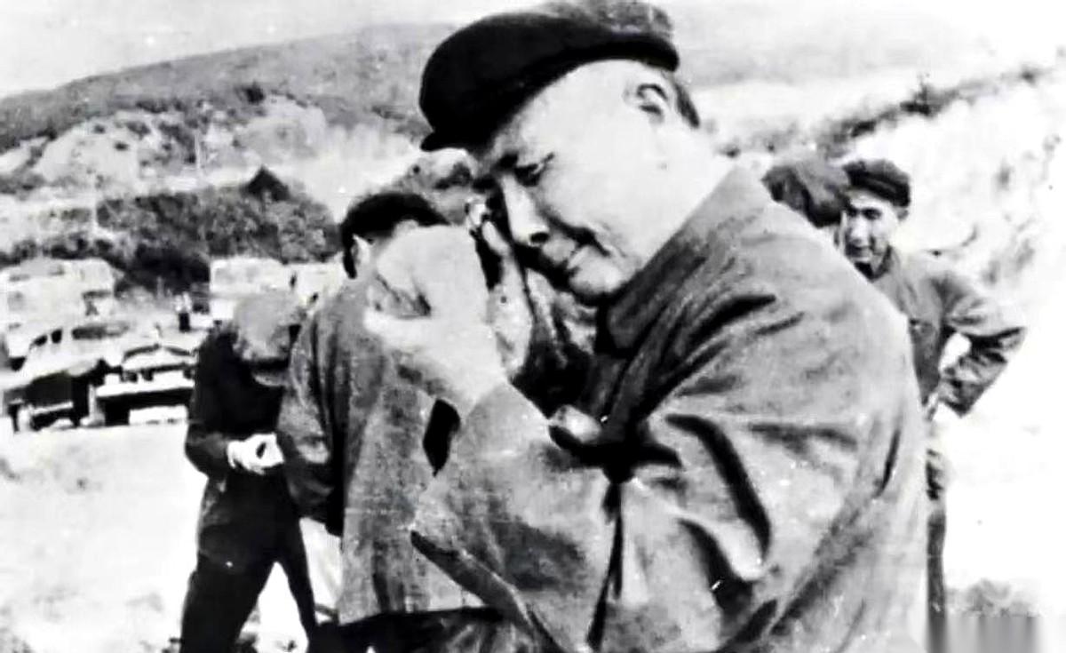 “你来当总指挥，我给你当副手！”这话，是一个将军，对着一个刚从牢里提出来的“死