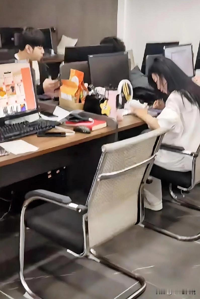 跟面了一个两年工作经验的实施工程师，用用人部门的评价也就是“能凑合用”的水准，可