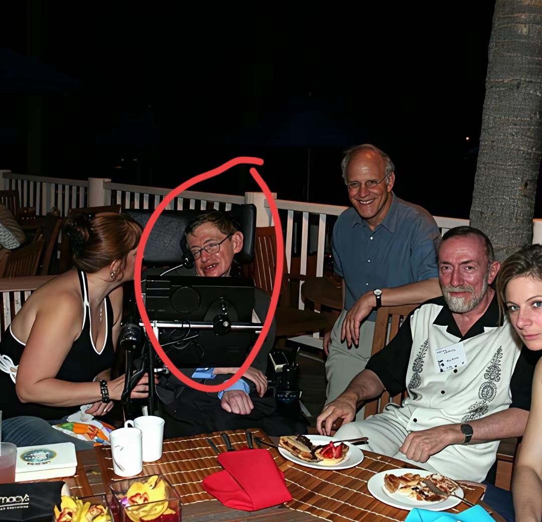 这样一看，霍金也不是“省油的灯”！就算他的状态如此，霍金依然也会参加聚会，还会