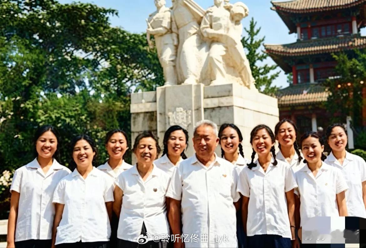 1964年，武汉，开国少将潘振武和夫人冯光晋以及自己的九个女儿留下的合影，“九朵