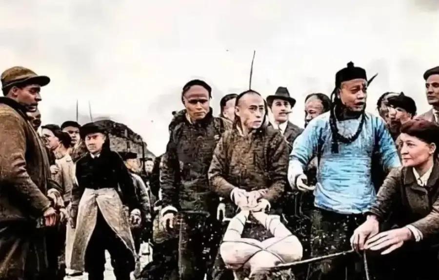 左宗棠把宁夏匪首马化龙一家三百多口全宰了，这事在当年西北地界炸了锅。马化龙出身宗教世家，在金积堡就是